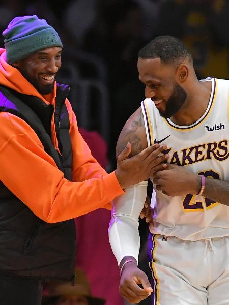 LeBron James e Kobe Bryant conversam durante jogo dos Lakers em dezembro de 2019 -  John McCoy/Getty Images