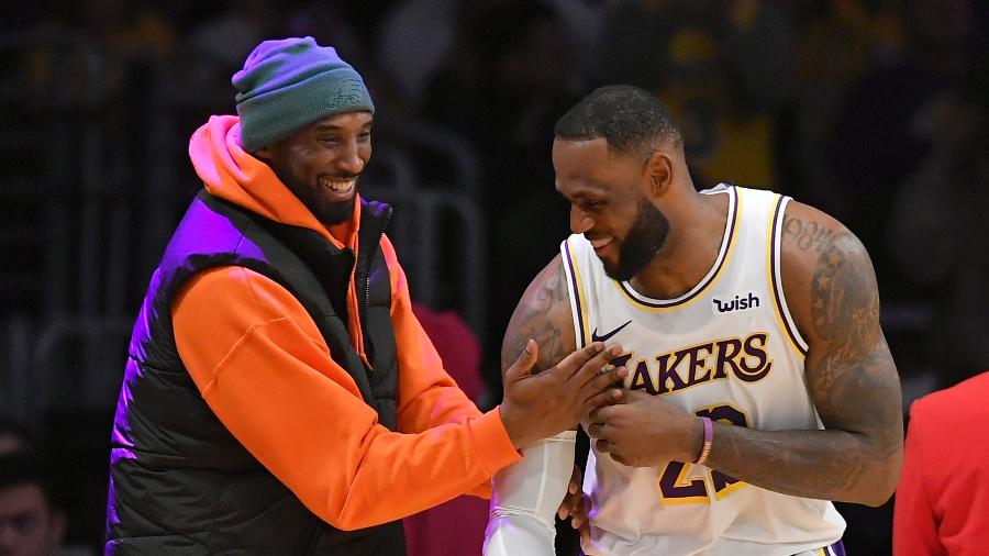 LeBron James e Kobe Bryant brincam durante jogo dos Lakers em dezembro de 2019 -  John McCoy/Getty Images