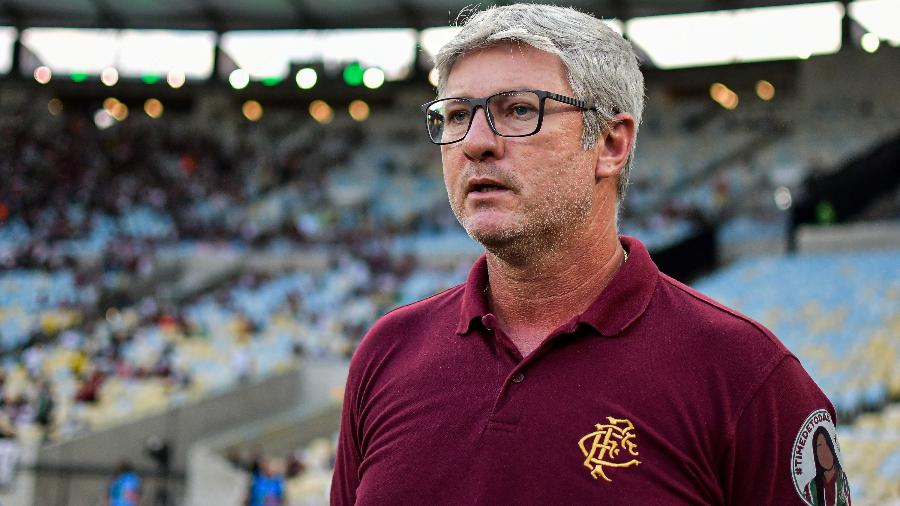 Odair Hellmann observa o duelo entre Fluminense e Resende - Thiago Ribeiro/Agif