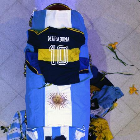 Caixão de Maradona tem bandeira da Argentina e camisas da seleção argentina e do Boca - Handout / Argentinian Presidency / AFP