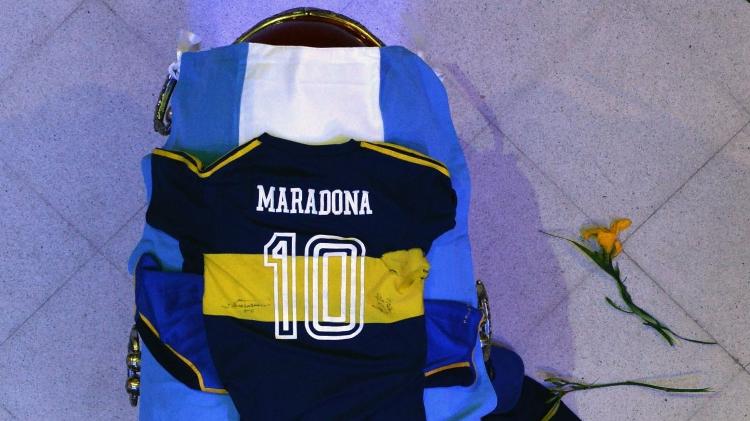 Diego Maradona's coffin has an Argentine flag and shirts of the Argentine team and Boca Juniors - Juan MABROMATA / Argentine Presidency / AFP - Juan MABROMATA / Argentine Presidency / AFP