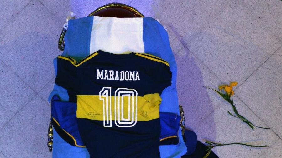 Caixão de Diego Maradona tem bandeira da Argentina e camisas da seleção argentina e do Boca Juniors - Handout / Argentinian Presidency / AFP