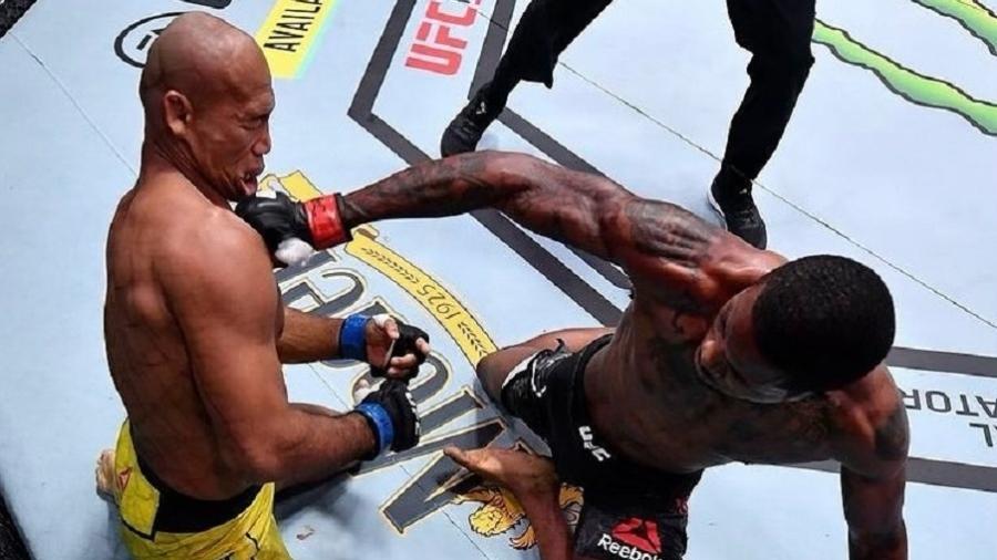 O brasileiro Ronaldo "Jacaré" é golpeado pelo americano Kevin Holland no UFC 256, em Las Vegas (EUA) - Reprodução/Instagram/Kevin Holland