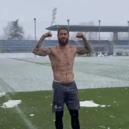Sergio Ramos posa sem camisa na neve - Reprodução