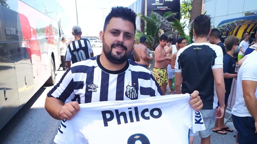 Torcedor do Santos exibe camisa autografada por Felipe Jonatan, em frente a hotel no Rio de Janeiro - Eder Traskini/UOL