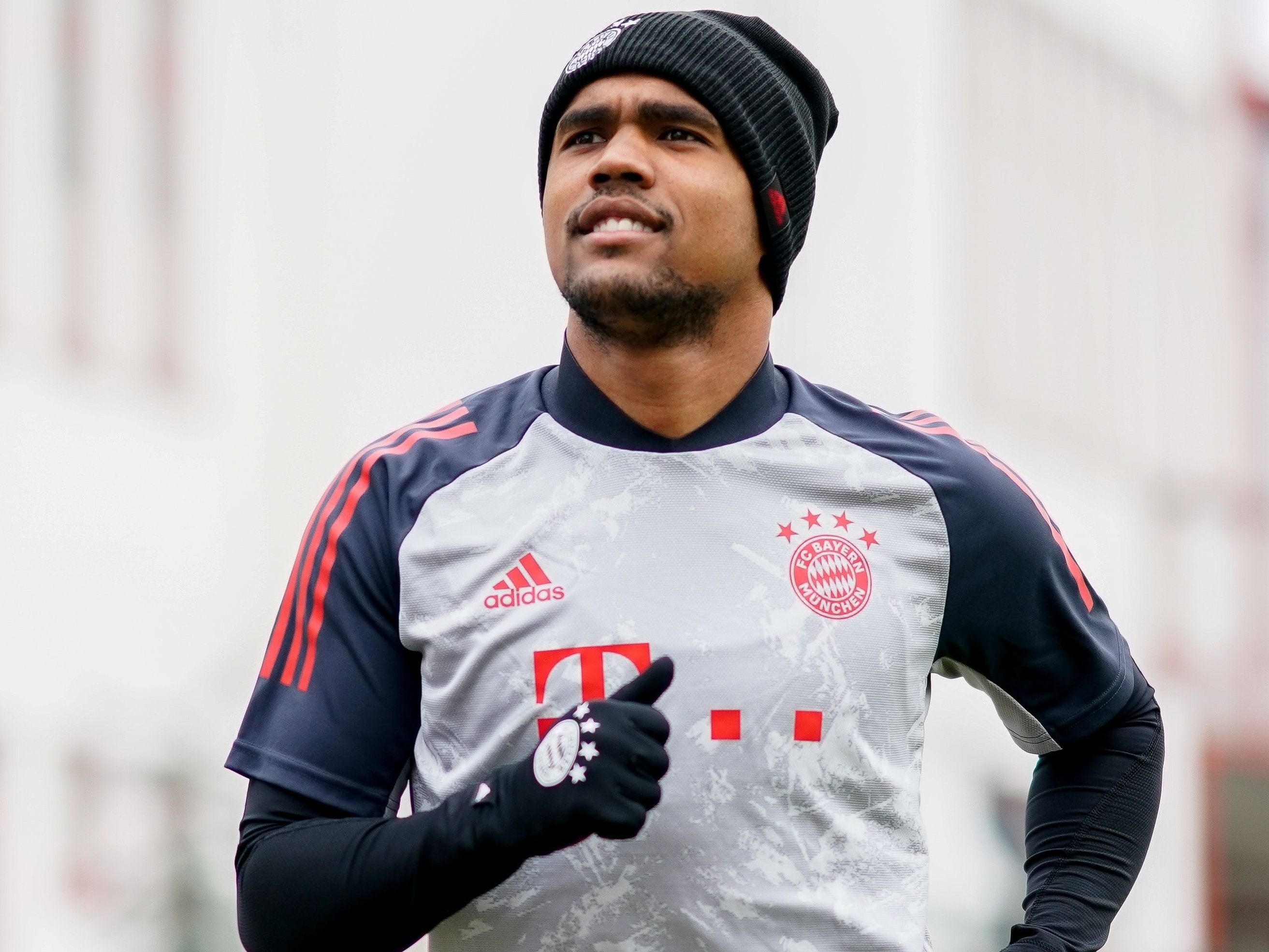 Agora é oficial! Douglas Costa está de volta ao Bayern de Munique