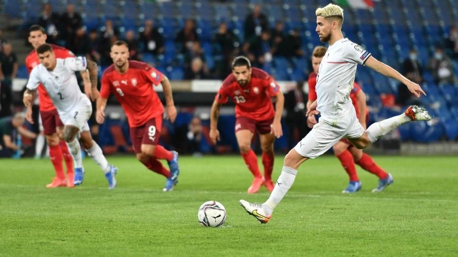 Jorginho desperdiçou um pênalti contra a Suíça pelas Eliminatórias Europeias para a Copa do Mundo - Fabrice COFFRINI / AFP