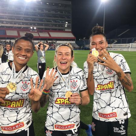 Jogadoras do Corinthians mostram medalha da Libertadores Feminina - Divulgação/Corinthians Feminino