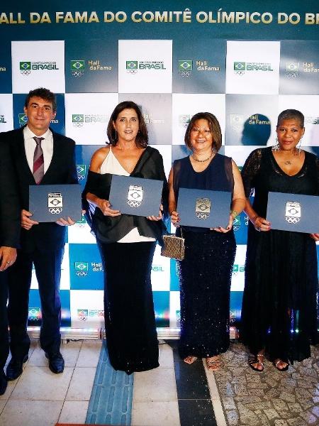 Magic Paula e integrantes do Hall da Fama do Comitê Olímpico do Brasil com seus certificados entregues no Prêmio Brasil Olímpico. Aracaju (SE). 07/12/2021 - Gaspar Nóbrega/COB