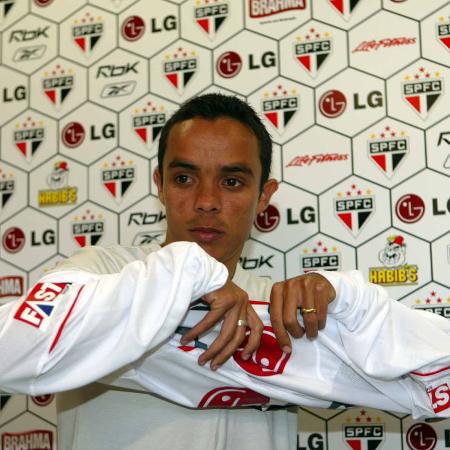 Lateral Lúcio (ex-Palmeiras) se apresenta ao São Paulo em 2006 - Fernando Santos/Folha Imagem