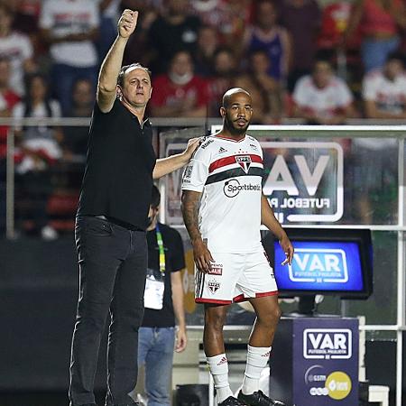 Rogério Ceni orienta Patrick, durante a partida entre São Paulo e Palmeiras - Paulo Pinto/São Paulo FC