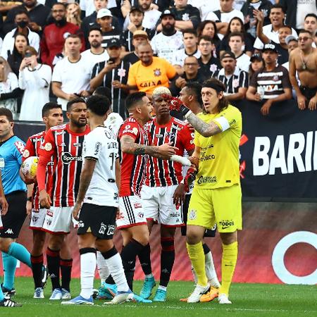 Jogadores de Corinthians e São Paulo discutem no Majestoso, que teve cantos homofóbicos e objetos arremessados - Marcello Zambrana/AGIF