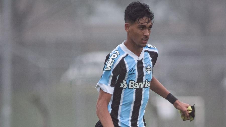 João Lima, zagueiro do time sub-17 do Grêmio, é fã de Lucas Leiva - Divulgação/Grêmio