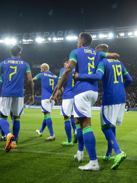 Danilo comemora com Raphinha um dos gols da seleção brasileira sobre a Tunísia - Lucas Figueiredo/CBF