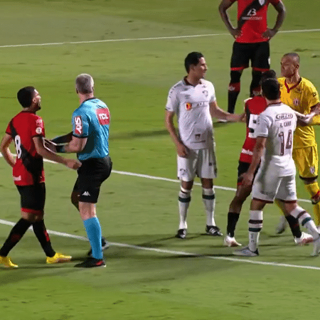 Goleiro Renan e volante Baralhas, do Atlético-GO, brigam em jogo contra o Fluminense - Reprodução/Premiere