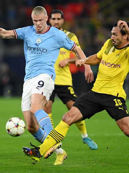 Haaland disputa lance com Mats Hummels, na partida entre Borussia Dortmund e Manchester City - Matthias Hangst/Getty Images