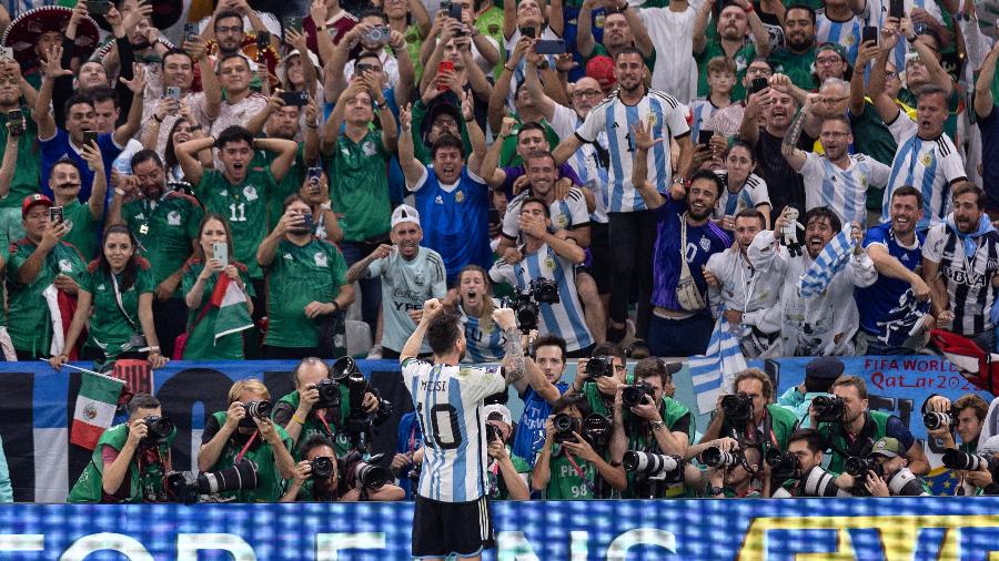 Messi comemora após marcar e é fotografado por argentinos e mexicanos presentes no estádio Lusail - Simon Bruty/Anychance/Getty Images
