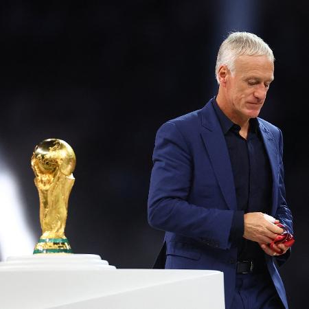 Didier Deschamps, técnico da França, passa cabisbaixo pela taça da Copa do Mundo após derrota para a Argentina - Kai Pfaffenbach/Reuters