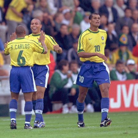 Ronaldo, Roberto Carlos e Rivaldo comemoram gol do Brasil sobre Marrocos na Copa do Mundo de 1998