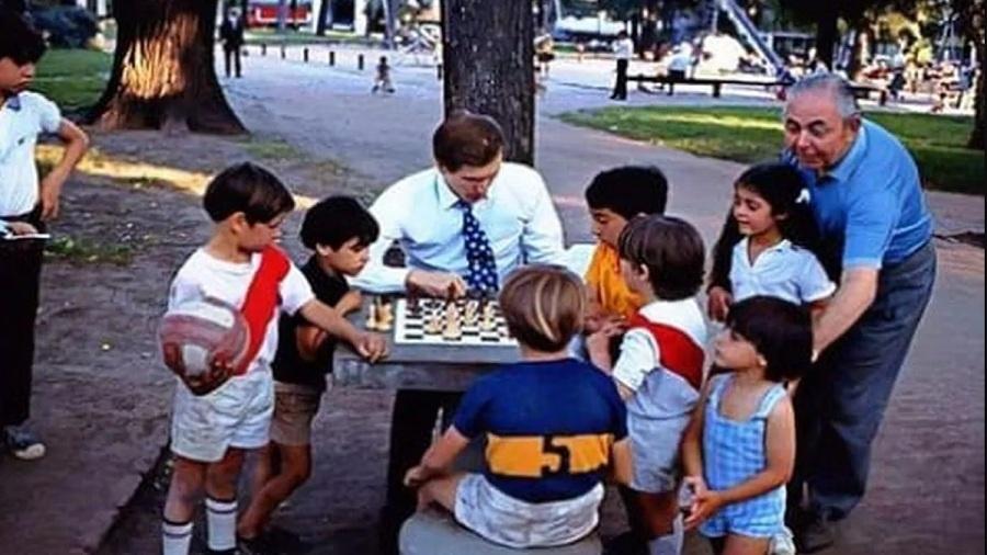 Bobby Fischer em Buenos Aires em 1971, rodeado por garotos com camisas de River e Boca - Reprodução