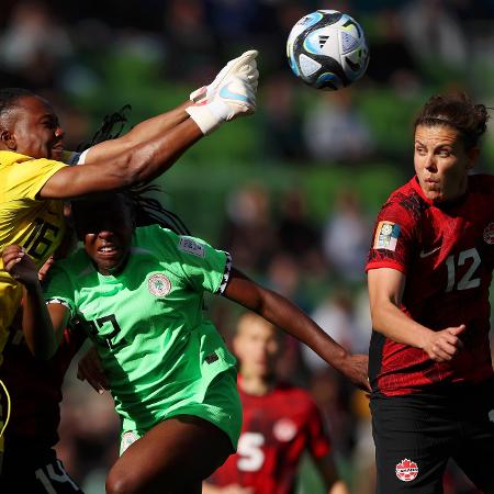 Disputa de bola na partida entre Nigéria e Canadá na Copa do Mundo feminina