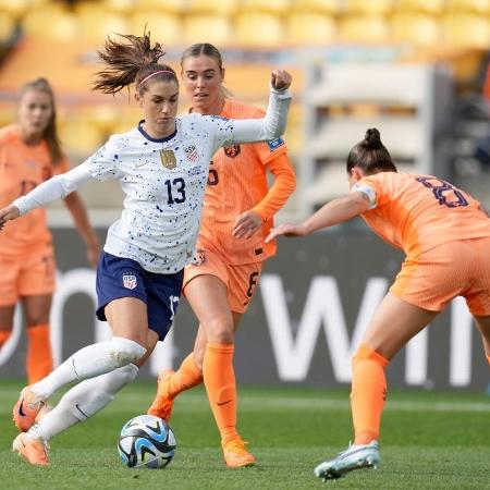 Alex Morgan, dos EUA, tenta driblar jogadoras da Holanda na Copa feminina