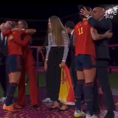 Luis Rubiales, presidente da Federação Espanhola, beija Jenni Hermoso durante premiação da Copa do Mundo feminina