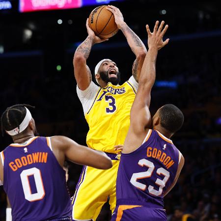 Anthony Davis, do Los Angeles Lakers, tenta cesta durante jogo contra o Phoenix Suns pela NBA