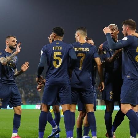 Jogadores do Al-Nassr comemoram gol sobre o Al-Taawoun, pelo Sauditão