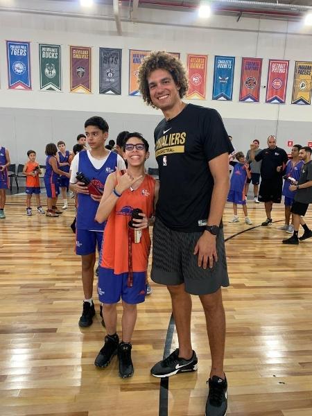 Pedro Eric com Varejão durante camp da NBA Basketball School em Cleveland