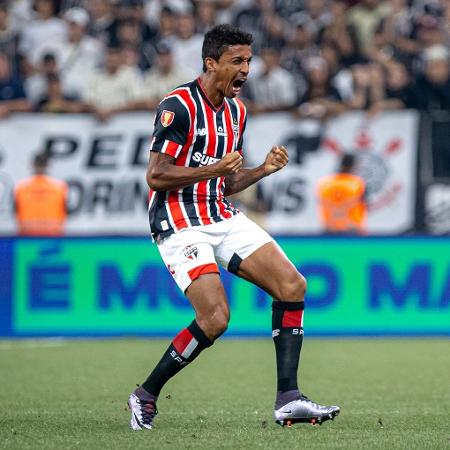 Luiz Gustavo comemora gol do São Paulo sobre o Corinthians em jogo do Campeonato Paulista