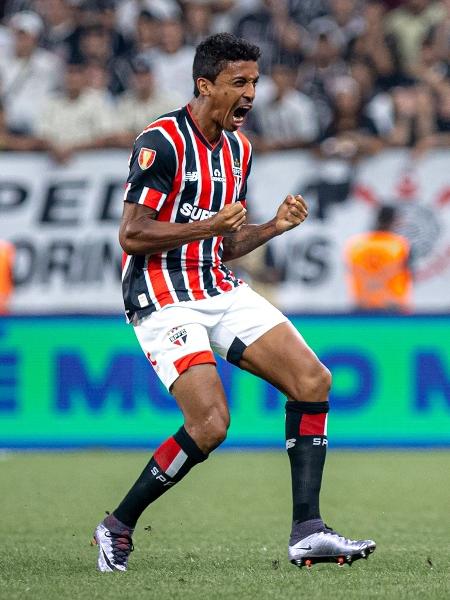Luiz Gustavo comemora gol do São Paulo sobre o Corinthians em jogo do Campeonato Paulista