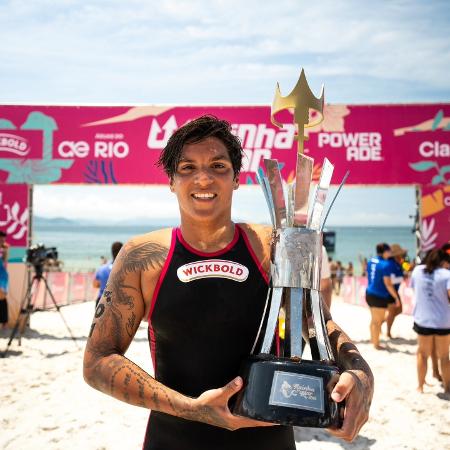 Ana Marcela Cunha com o troféu de Rainha do Mar