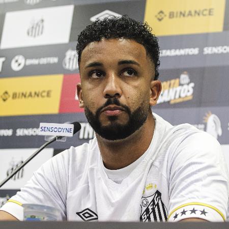 Jorge durante sua coletiva de apresentação como jogador do Santos