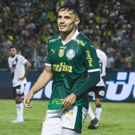 Raphael Veiga, meia do Palmeiras, em jogo contra a Ponte Preta pelo Paulistão