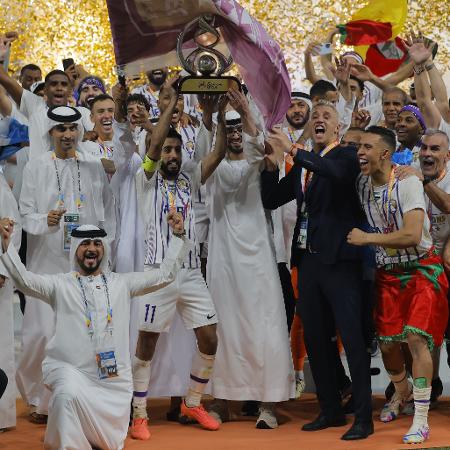 Al Ain, comandado por Hernán Crespo, celebra o título da Liga dos Campeões da Ásia