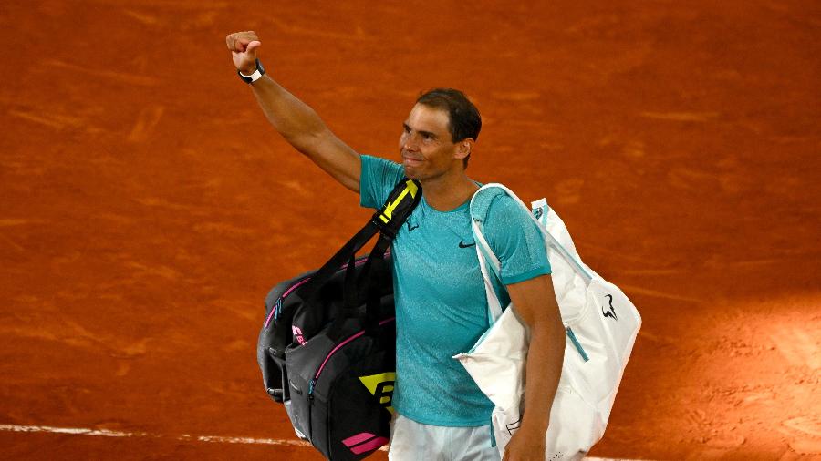 Rafael Nadal acena para o público após derrota na primeira rodada de Roland Garros em 2024