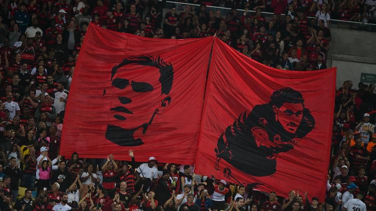 Torcida do Flamengo homenageia Pedro com bandeiras em jogo contra o Cruzeiro