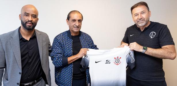 Corinthians investe R$ 174 milhões e busca reforços adicionais no mercado.