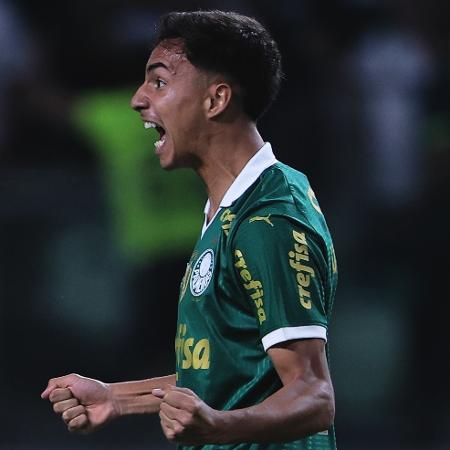 Vitor Reis comemora gol marcado pelo Palmeiras em jogo contra o Flamengo, pela Copa do Brasil
