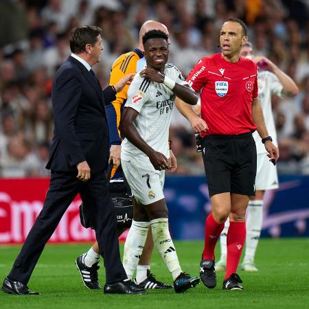 Vinícius Júnior leva a mão ao ombro após cair de mau jeito no jogo entre Real Madrid e Villarreal - Diego Souto/Getty Images