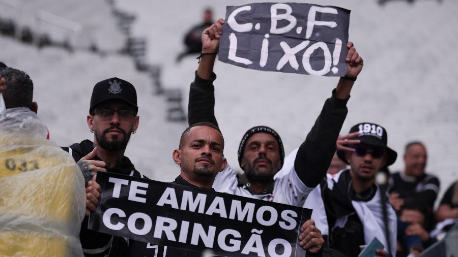 Torcida do Corinthians na Neo Química Arena antes de a bola rolar pela semifinal da Copa do Brasil, contra o Flamengo