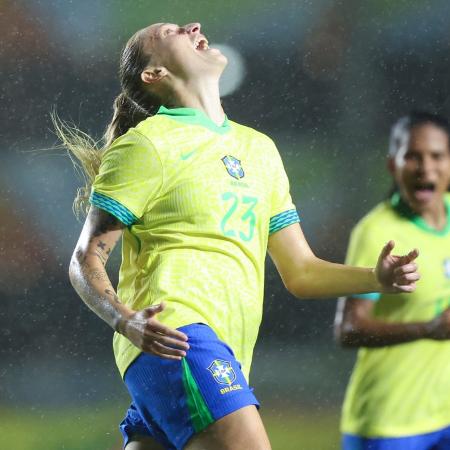 Isa Haas comemora gol marcado pela seleção brasileira contra a Colômbia em amistoso - Lívia Villas Boas / CBF