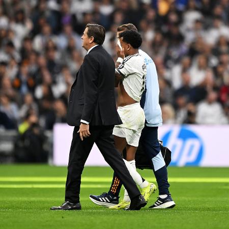 Rodrygo deixa o campo chorando após se machucar em jogo pelo Real