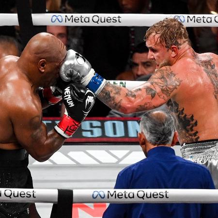 Jake Paul acerta Mike Tyson durante luta de boxe