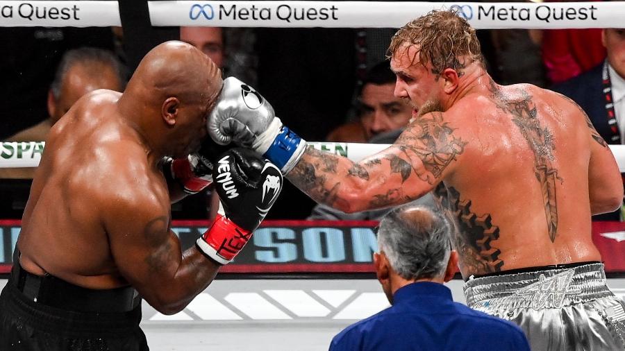 Jake Paul iniciou o embate acuado por Mike Tyson, mas se sobressaiu e dominou o ringue