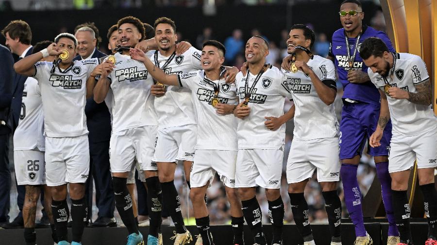 Jogadores do Botafogo posam com medalhas da Libertadores 2024