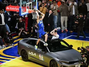 Jogador da G-League salta sobre carro e leva o tri de enterradas do All-Star Game