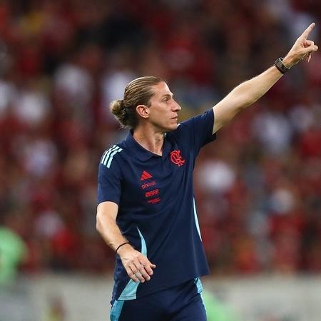 Filipe Luís orienta os jogadores do Flamengo