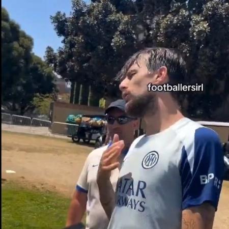 Zagueiro da Inter de Milão ameaça torcedor do PSG - Reprodução